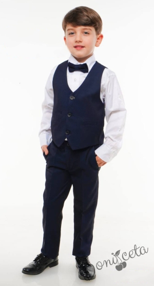 Официален костюм за момче от елек в тъмносиньо, риза в бяло, панталон и папийонка 45655477