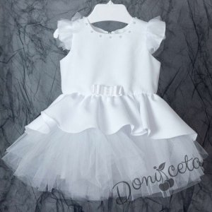Детска официална рокля в бяло с къс ръкав тип пеперудка и пола от богат тюл с панделка на нивото а кръста и перлички