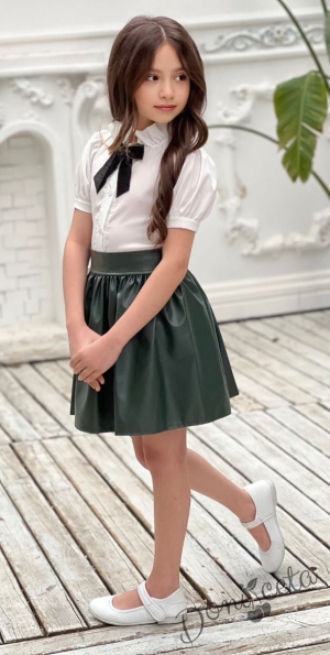 Детски комплект за момиче от риза с къс ръкав тип буфан в екрю с панделка и кожена пола в тъмнозелено 1