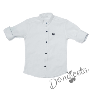 Комплект от риза в бяло с емблема и къси дънкови панталони в синьо 2