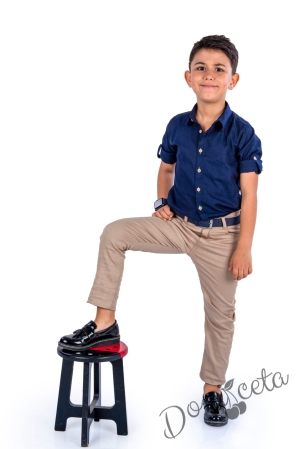 Детски комплект от риза с дълъг ръкав в тъмносиньо и дълъг панталон в бежово с колан в черно