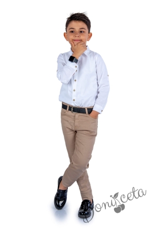 Детски комплект от риза с дълъг ръкав в бяло и дълъг панталон в бежово с колан в черно 1