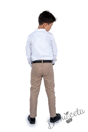 Детски комплект от риза с дълъг ръкав в бяло и дълъг панталон в бежово с колан в черно 2