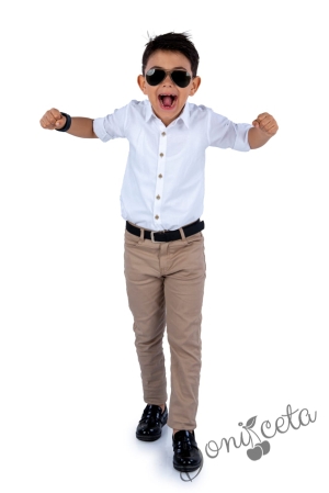 Детски комплект от риза с дълъг ръкав в бяло и дълъг панталон в бежово с колан в черно 4