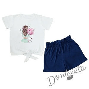 Летен комплект за момиче от къси панталони в тъмносиньо и тениска в екрю с връзване и момиче с цветя 1
