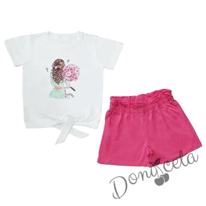Летен комплект за момиче от къси панталони в циклама и тениска в екрю с връзване и момиче с цветя 1