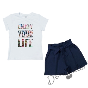 Летен комплект момиче от къси панталони в тъмносиньо и тениска в бяло с надпис от цветя 1
