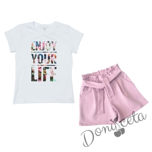 Летен комплект за момиче от светлолилави къси панталони и тениска в бяло с надпис от цветя 1