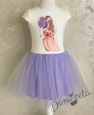 Ежедневна детска рокля с къс ръкав в бяло и лилаво с момиче и цветя  95120140 1