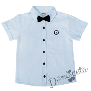 Детска риза с къс ръкав в светлосиньо с емблема и папийонка в тъмносиньо 528102030