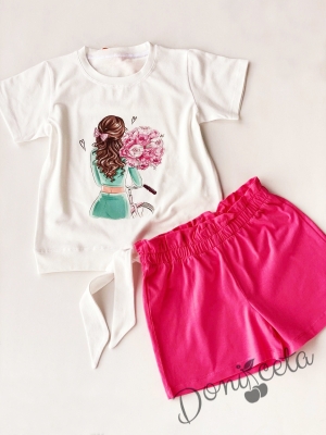 Летен комплект за момиче от къси панталони в циклама и тениска в екрю с връзване и момиче с цветя 1