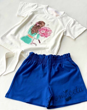 Летен комплект за момиче от къси панталони в тъмносиньо и тениска в екрю с връзване и момиче с цветя