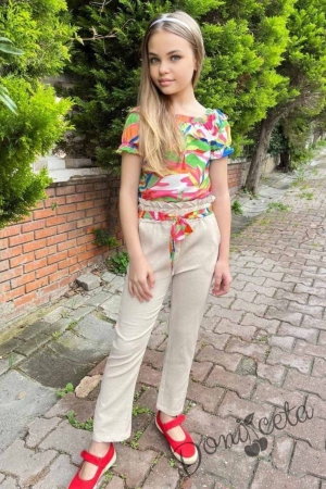 Комплект за момиче от разноцветни блуза с къс ръкав, панталон в бежово с декоративно коланче и венче в бяло 112911399