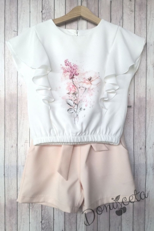 Летен комплект за момиче от къси панталони в прасковено и блуза с къс ръкав тип прилеп, къдрички и нежни цветя в цвят екрю 1