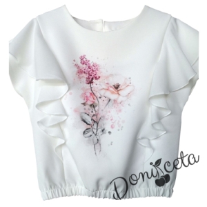 Летен комплект за момиче от къси панталони в прасковено и блуза с къс ръкав тип прилеп, къдрички и нежни цветя в цвят екрю 2