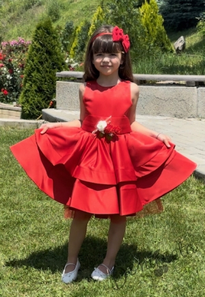 Официална детска рокля в червено от богат тюл и сатен без ръкав с пола на пластове, сатенен широк колан Ориана7