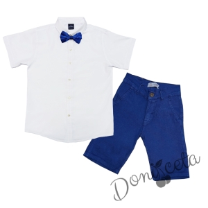 Комплект от изчистена риза в бяло, папийонка в синьо и къси дънки в синьо