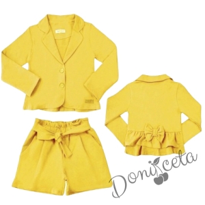 Детски комплект от сако, къси панталони в жълто и тениска в екрю с момиче 2