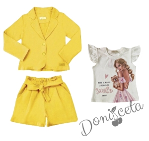 Детски комплект от сако, къси панталони в жълто и тениска в екрю с къс ръкав тип крилце с момиче 1