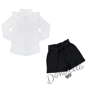 Комплект от блуза в бяло с дълъг ръкав и къдрици и къси панталони в черно