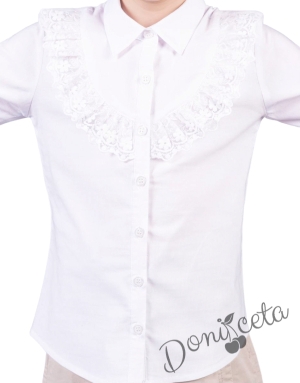 Комплект от блуза в бяло с дълъг ръкав и дантела и къси панталони в черно 2