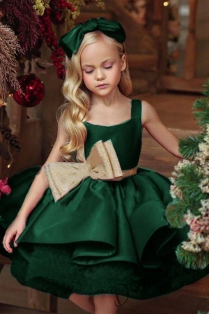 Официална детска рокля от богат тюл и сатен без ръкав в тъмнозелено с голяма златиста панделка и фиба за коса Сесилия