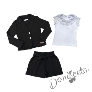 Комплект за момиче от къси панталони и сако в черно и блуза с къс ръкав и дантела в бяло.