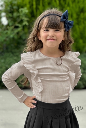 Детска блуза за момиче с дълъг ръкав и къдрици в бежово 1