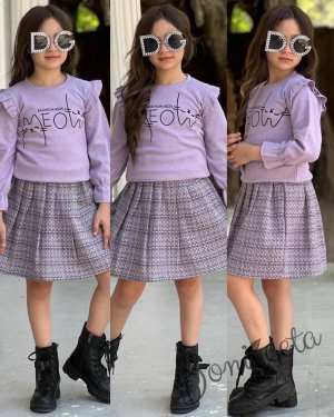 Детски комплект за момиче от карирана пола в лилаво и блуза с дълъг ръкав, къдрички и надпис в лилаво 1