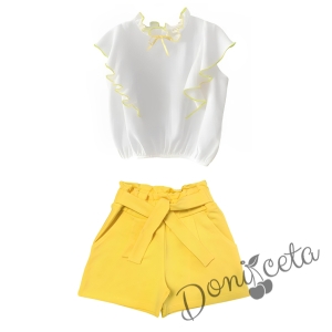Комплект от риза в бяло с жълти къдрици и къси панталони в жълто