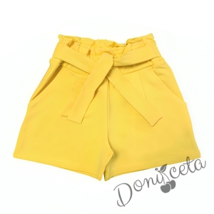 Комплект за момиче от къси панталони в жълто и блуза в бяло 4