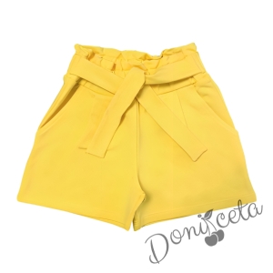 Детски комплект от къси панталони в жълто и туника в бяло с цветя 4