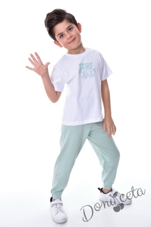 Комплект за момче от тениска в бяло и панталон в зелено SURE 1