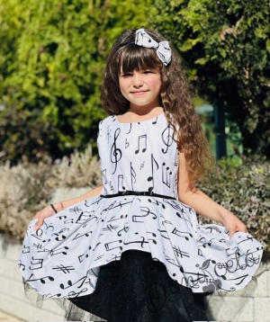 Детска празнична рокля в бяло с черни ноти и тюл отпред3