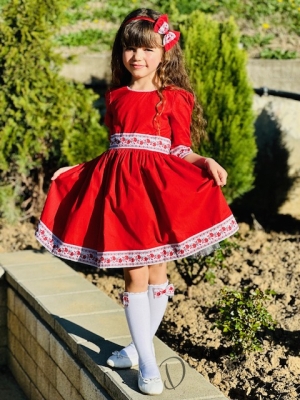Детска рокля в червено с фолклорни/етно мотиви тип народна носия и диадема2