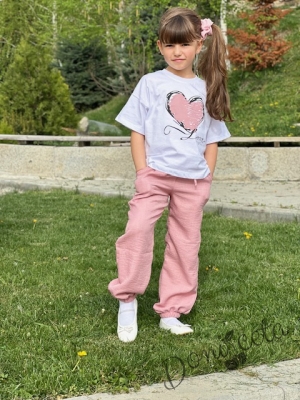 Детски комплект за момиче от тениска в бяло със сърце и панталонче в пепел от рози