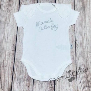 Бебешко боди с къс ръкав в бяло с надпис Mama's Cutie и панделка