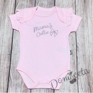 Бебешко боди с къс ръкав в розово с надпис Mama's Cutie и панделка 1
