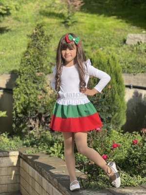 Комплект за момиче от детска пола в бяло, зелено и червено и блуза в бяло с дълъг ръкав и къдрици