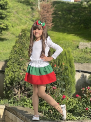 Комплект за момиче от детска пола в бяло, зелено и червено и блуза в бяло с дълъг ръкав и къдрици2