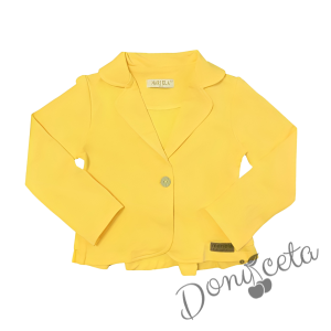 Комплект от риза в бяло с жълти къдрици, сако в жълто и къси панталони в черно 3
