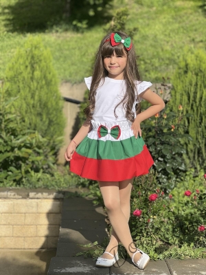 Комплект за момиче от детска пола с панделка в бяло, зелено и червено и блуза в бяло  1