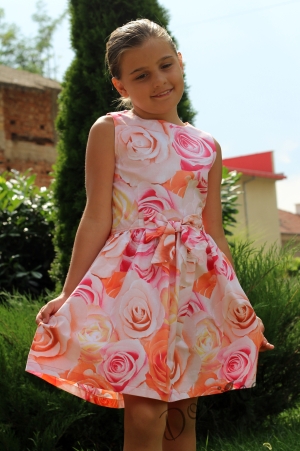 Лятна детска рокля в прасковено нa розички без ръкав