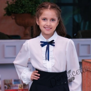Детска риза в бяло за момиче с яка и вертикална къдрица и синя панделка