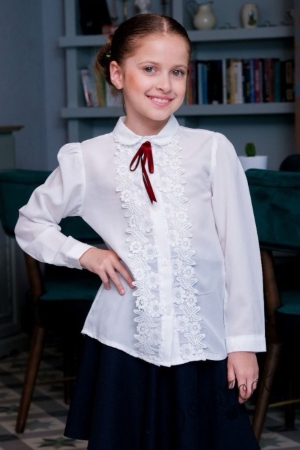Детска риза в бяло за момиче с яка и дантелена къдрица и панделка в червено