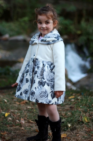 Детско палто за момиче  в бяло на цветя